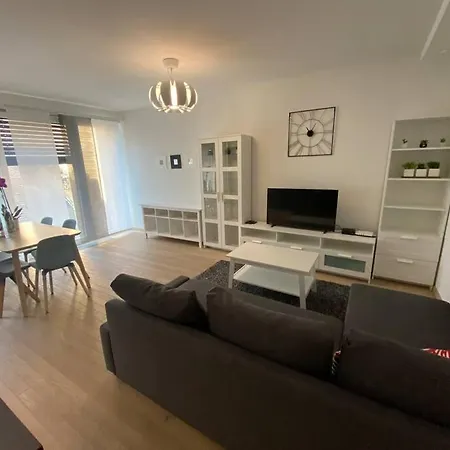 Apartment Modern 2 Bedrooms Flat In Center With Parking-3a