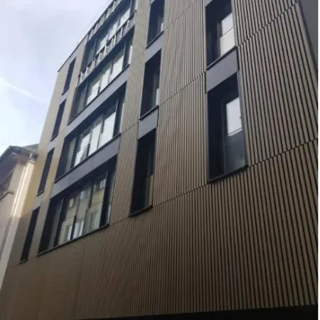 Modern 2 Bedrooms Flat In Center With Parking-3a